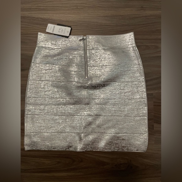 bebe Brushed Foil Bandage Shimmering Silver Mini Skirt size M -NWT - Picture 2 of 7